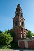 Рядом возвышается краснокирпичная колокольня бывшего Петропавловского монастыря.