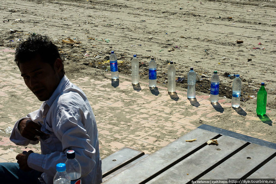 При выходе с пляжа продают воду в бутылках, которой можно смыть с ног песок. Странно, что у нас до этого не додумались, хорошая подработка для сочинских бездельников ;) Карачи, Пакистан