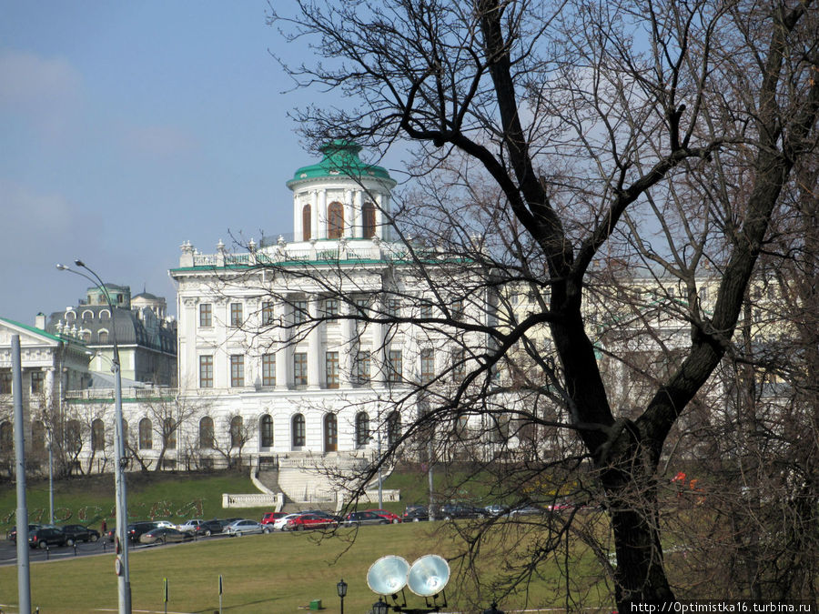 Вид из Александровского сада на Дом Пашкова (Румянцевскую библиотеку) Москва, Россия