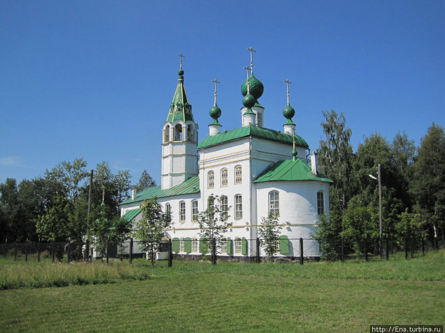 Церковь Вознесения (Леонтьевская) выгодно смотрится на открытом лугу Тутаев, Россия