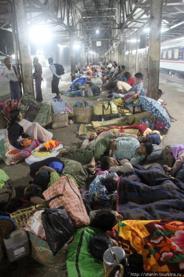 На платформе в ожидании поезда можно и поспать Мандалай, Мьянма
