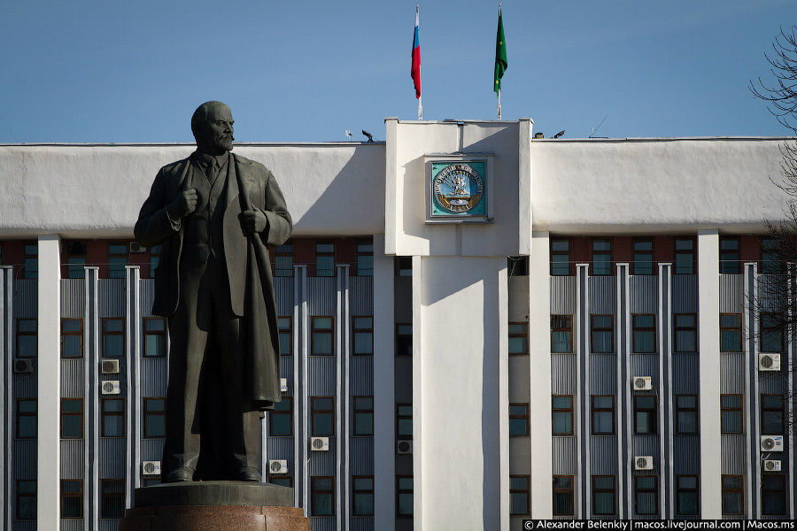 И напоследок — вечный Ленин перед зданием республиканской, городской и районной администрации. Всё Майкоп, Россия