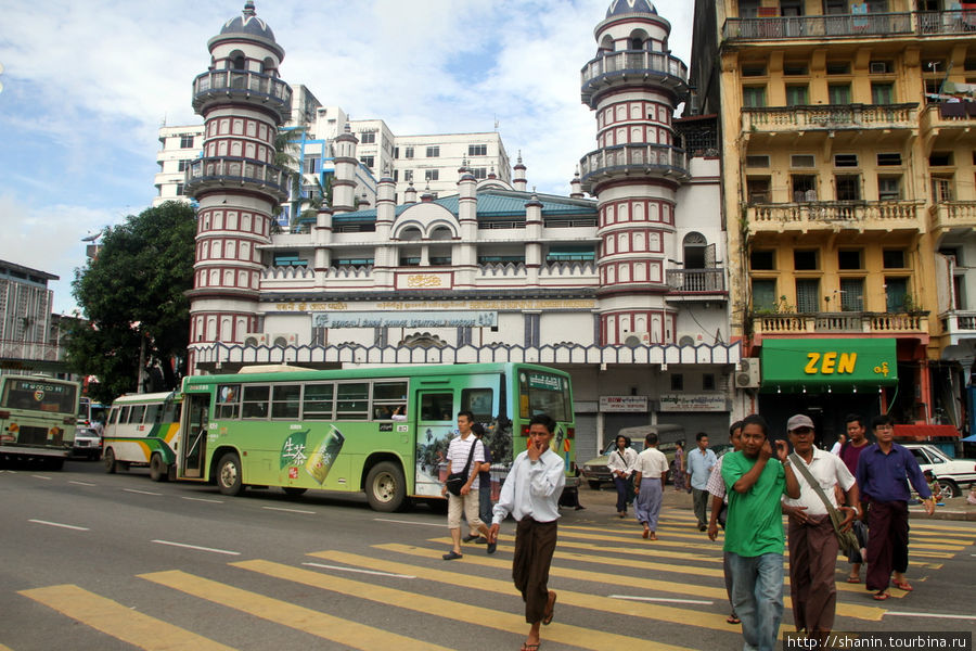 Переход у центральной мечети Янгона Янгон, Мьянма