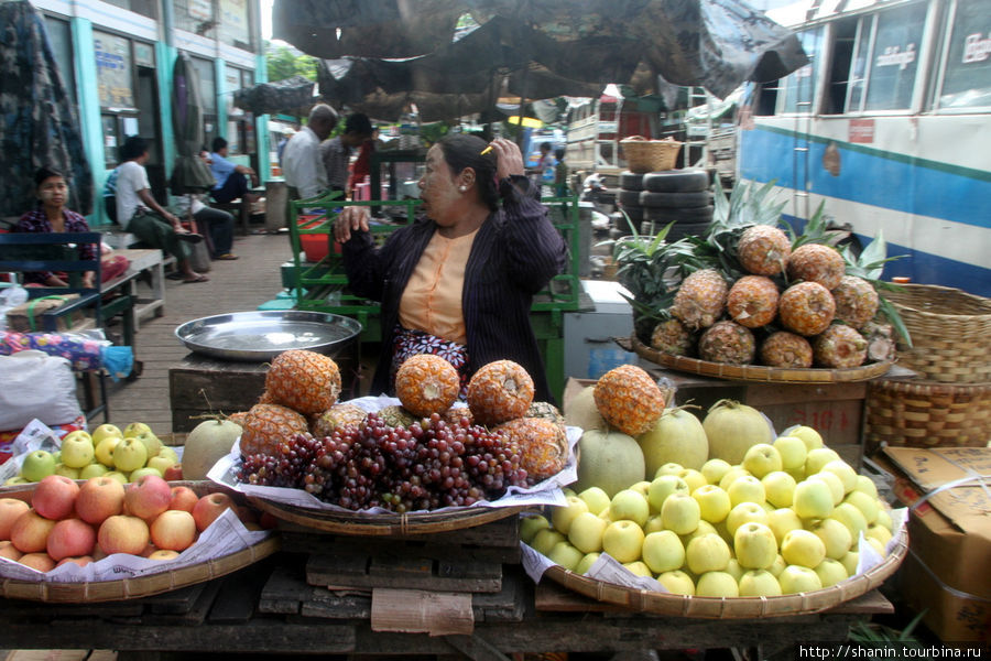 Торговка фруктами на автовокзале Мандалай, Мьянма