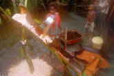 После чего пальмовую стружку промывают водой. Вода просачивается через стружку, вымывая крахмал. Попадая на куски коры, играющие роль своеобразных фильтров, крахмал оседает на них. Как раз из этого крахмала и готовят сайго. Способов приготовления много. В этой деревне сайго пекут в форме лепешек.