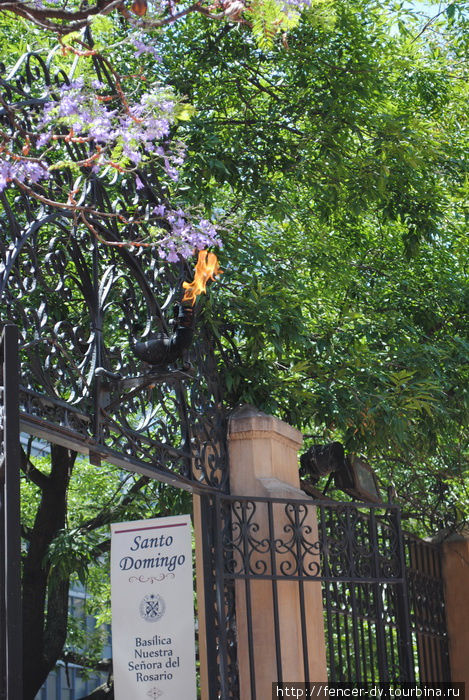 Над воротами вечный огонь Буэнос-Айрес, Аргентина