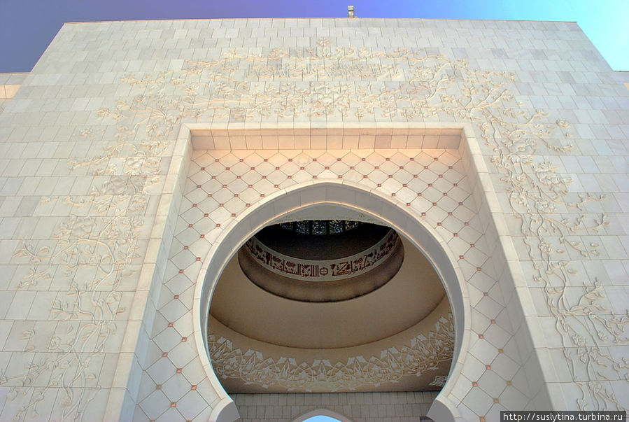 Знаменитая мечеть шейха Зайеда бин Султана Аль Нахайяна Абу-Даби, ОАЭ