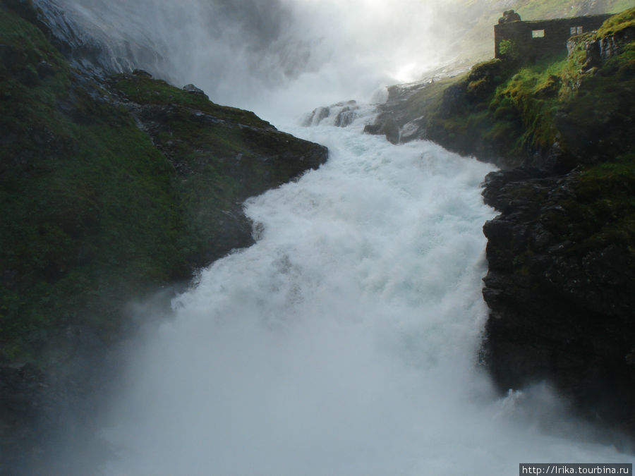 Водопад, где поезд делает остановку Флом, Норвегия