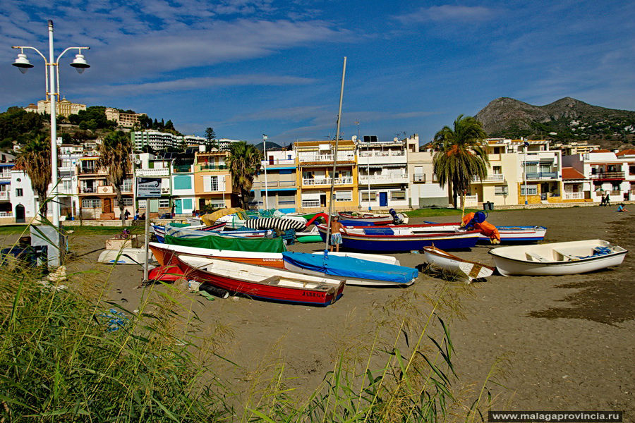 Уникальное место - люди живут в 20 метрах от кромки моря! Малага, Испания