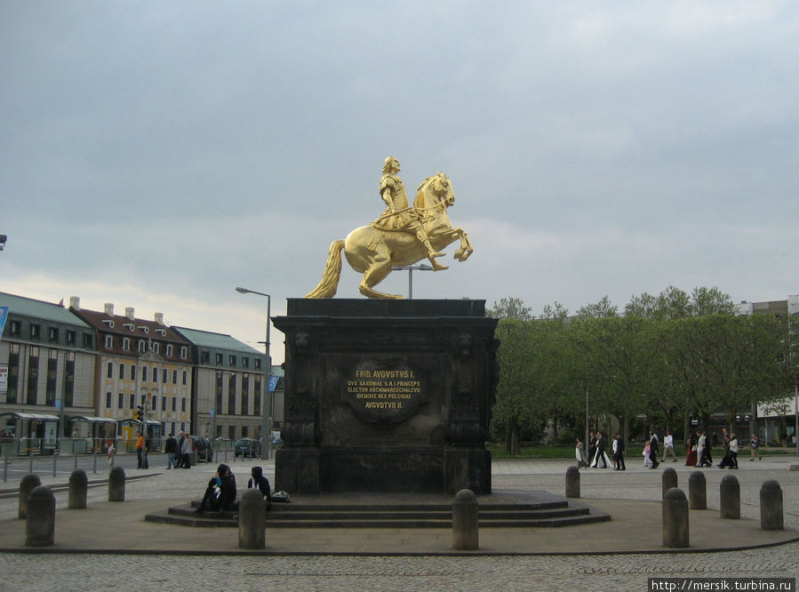 «Золотой всадник» — конная статуя курфюрста Саксонии и Польши Августа Сильного на площади Нойштедтер Маркт Дрезден, Германия