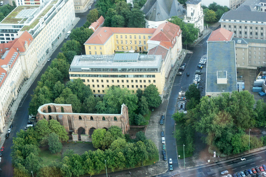 Церковь францисканского монастыря. Построена в 13-м веке, разрушена в 20-м. Теперь это очередные руины. Берлин, Германия