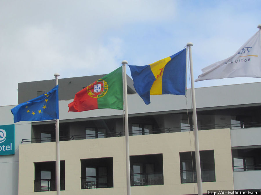правый — флаг Мадейры Фуншал, Португалия