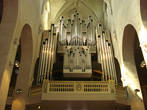 Орган внутри собора. Еще из музыкальных инструментов присутствует арфа, издающая божественные звуки, эффект которых усиливается акустикой собора.
