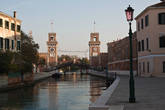Вид на Арсенал с набережной FONDAMENTA DELL ARSENALE, р-н Кастелло, Венеция.