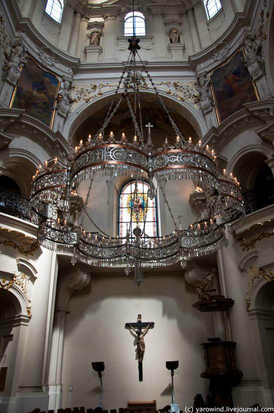Главным украшением служит большая хрустальная люстра, подаренная русским императором Николаем II этому храму, который тогда арендовался Русской православной церковью. Прага, Чехия