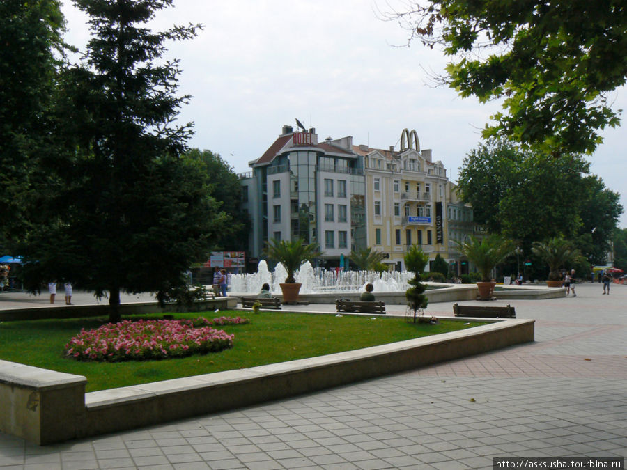 В центре города находится площадь Независимости. Она является огромной пешеходной зоной.
Именно на Площади Независимости в 1949 г. этому городу было объявлено, что он получил название Сталин, который и носил до 1956 г. Варна, Болгария