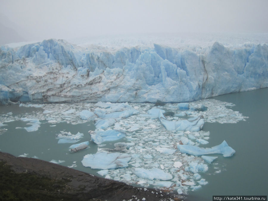 Ледник Перрито Морено в пасмурную погоду Лос-Гласьярес Национальный парк, Аргентина