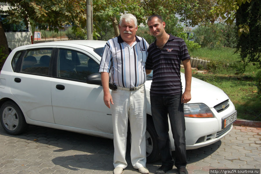 Я с Эдиком в Анталье на фоне его автомобиля Бельдиби, Турция