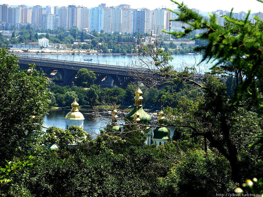 На переднем плане — купола Выдубецкого монастыря Киев, Украина