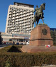 Памятник Котовскому и гостиница Космос.