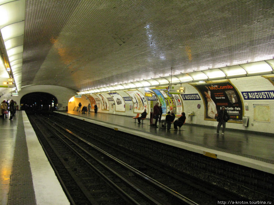 станции метро все похожи, нескольких типов только Париж, Франция