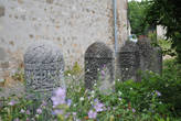 Надгробные камни возле мечети