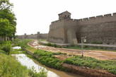 Стены города окружены рвом шириной в 3,3 метра и глубиной в 3,3 метра