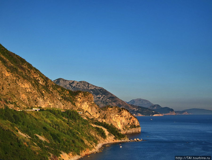 Вид на Адриатическое побережье при выезде с Тивата Улцинь, Черногория