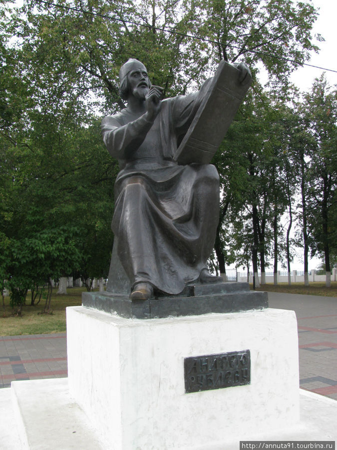 Памятник А. Рублеву. Появилась шутка, что Рублев Ленина рисует (как раз напротив стоит памятник Ленину) Владимир, Россия