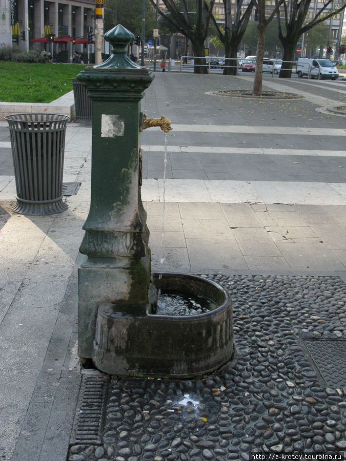 фонтанчики с водой встречаются в городе Милан, Италия