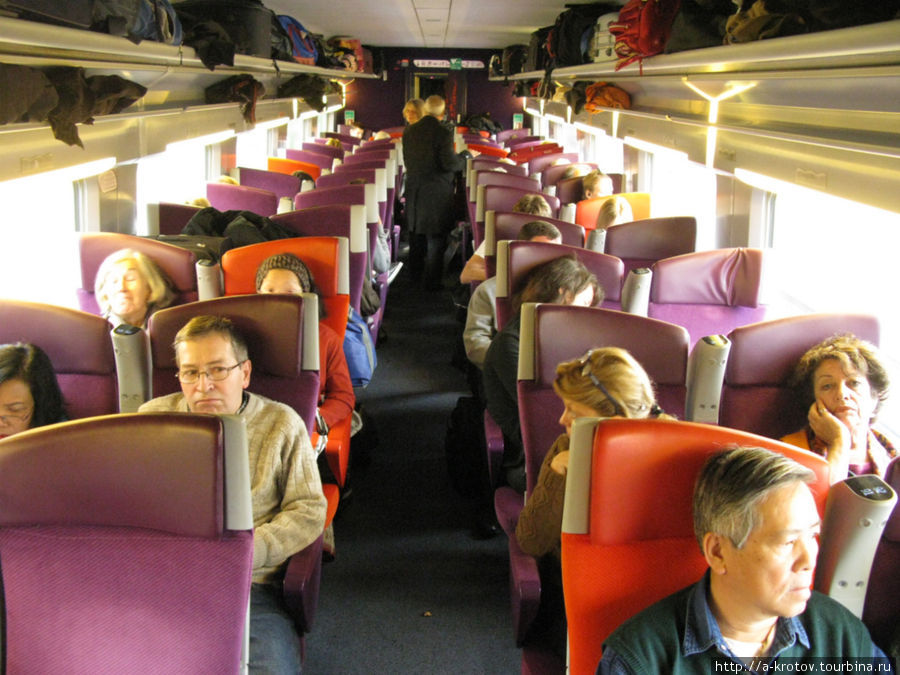 пассажиры TGV = скростного поезда Париж, Франция
