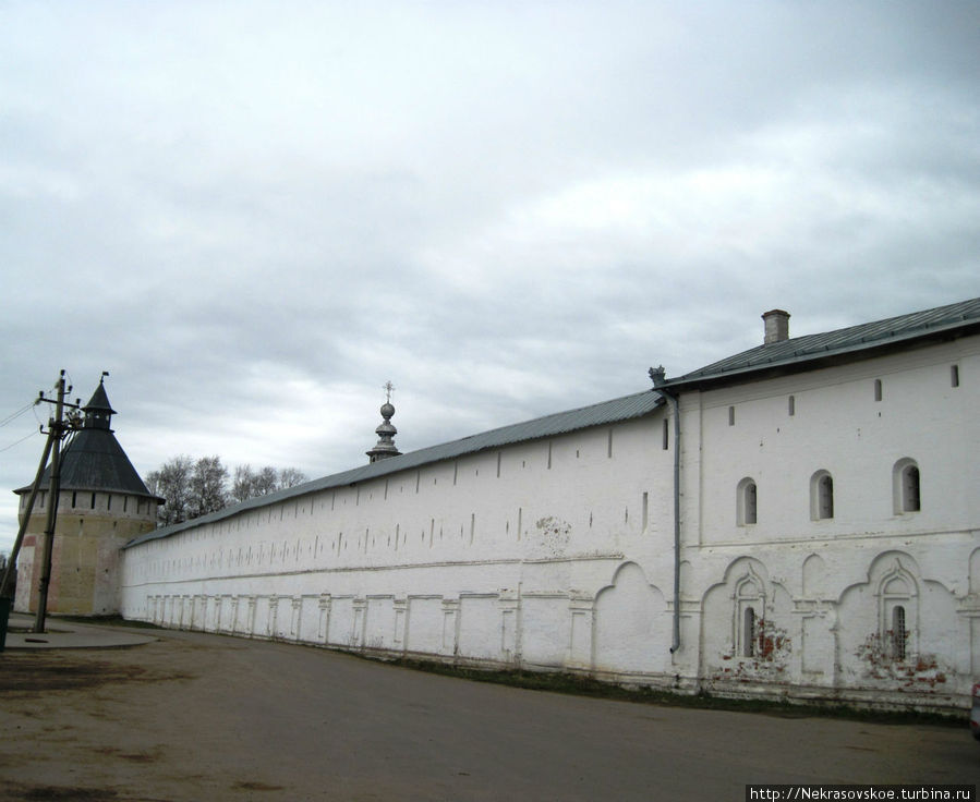 Белозерская башня и западная стена монастыря Россия