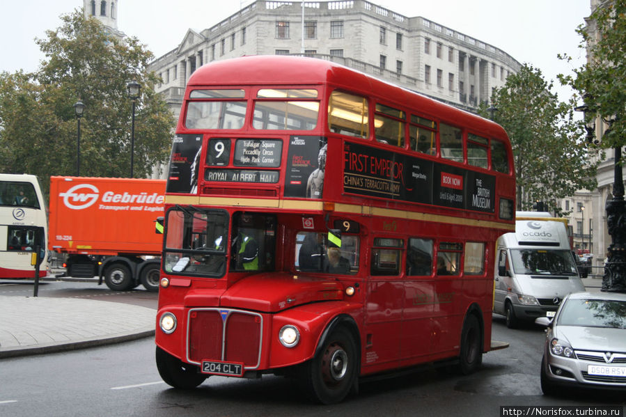 это старый автобус, таких почти не ходит больше Лондон, Великобритания