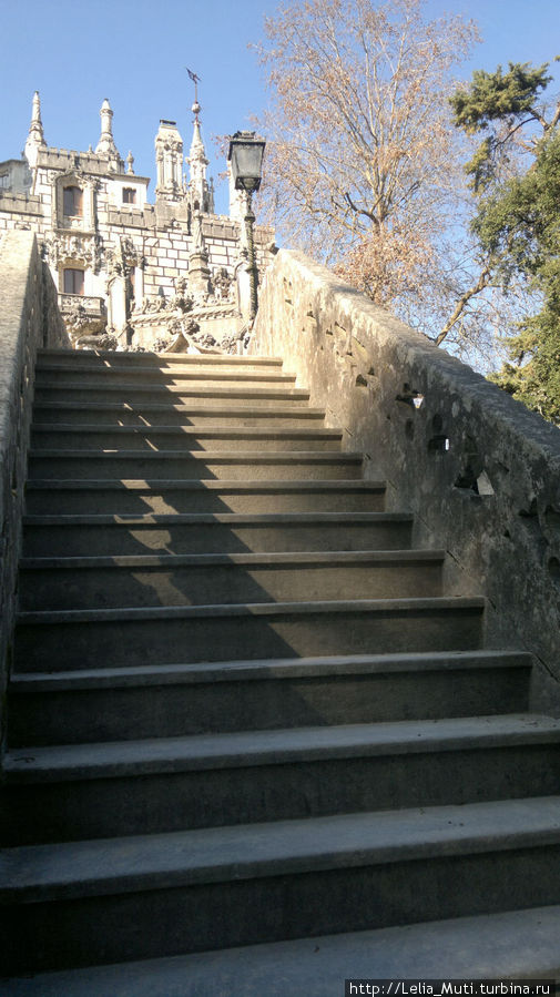 лестница ведущая ко входу во Дворец Синтра, Португалия
