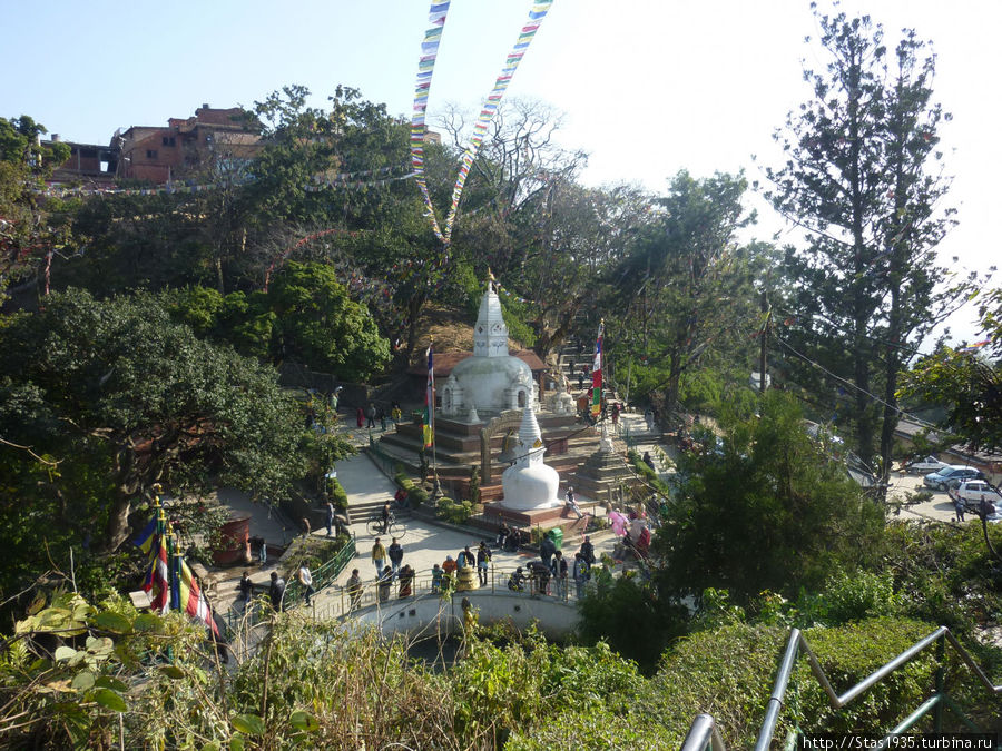 Катманду. Храмовый комплекс Сваямбунатх.  Вид на ниднюю площадку. Катманду, Непал