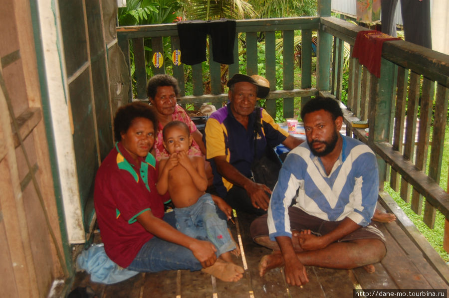 Папуасская семья, приютившая меня Кикори, Папуа-Новая Гвинея