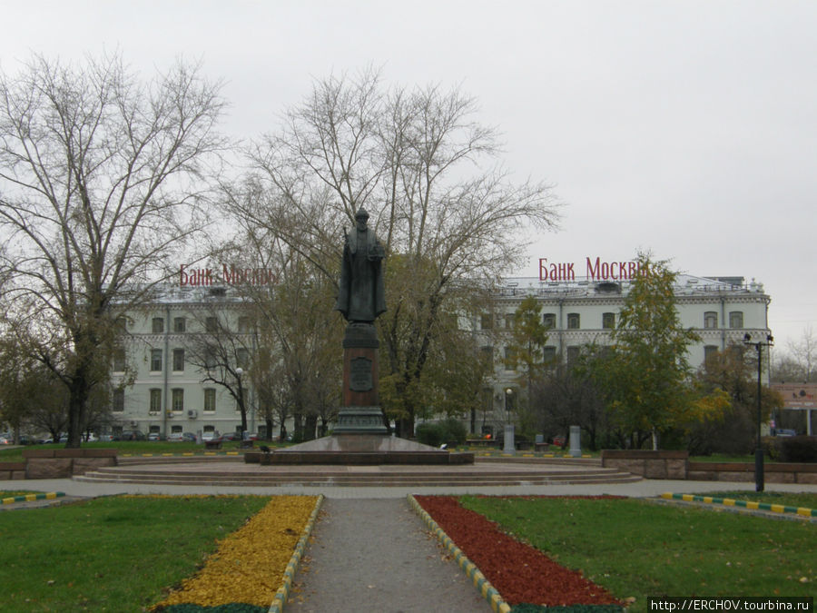 На Серпуховской площади находится уютный сквер, где поставлен памятник первому удельному московскому князю Даниилу. Москва, Россия