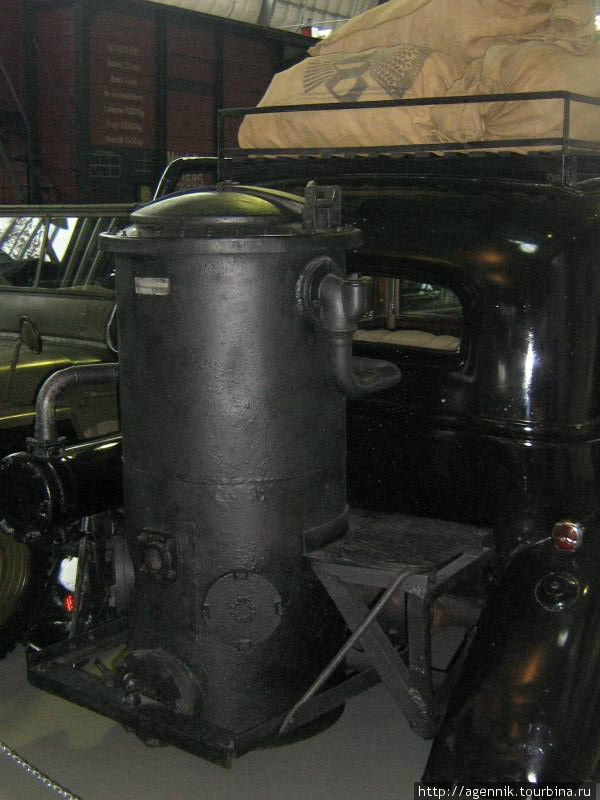 Автомобиль Адлер-Дипломат с кузовом пульман-лимузин был выпущен в 1939 году на заводе фирмы Адлер (Adler-Werke) в городе Фракфурт-на-Майне. В дальнейшем этот завод был приобретен концерном Ауди.
В основном автомобили марки Адлер (Трумф, Трумф-Юниор, Штормформ) выпускались с приводом на передние колеса. Заднеприводный Адлер-Дипломат отличался мощным 6-цилиндровым рядным двигателем, позволявшим развивать скорость до 120 км/ч, повышенной комфортабельностью и являлся автомобилем представительского класса. В конструкции передней рессоры имеется серьга антишимми, что обеспечивает машине при движении по неровной дороге плавность хода. Кожаный салон и отделка кузова ценными породами дерева подчеркивают исключительность автомобиля. Данный экземпляр явно военного времени, когда бензин в Рейхе стал дефицитом и шел в основном на фронт. Мюнхен, Германия