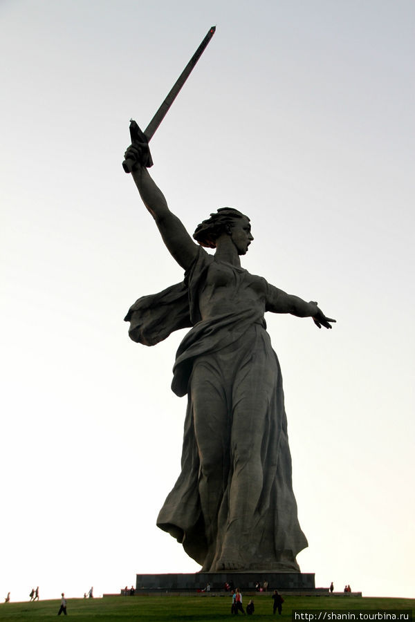 Площадь Скорби и Родина-мать Волгоград, Россия