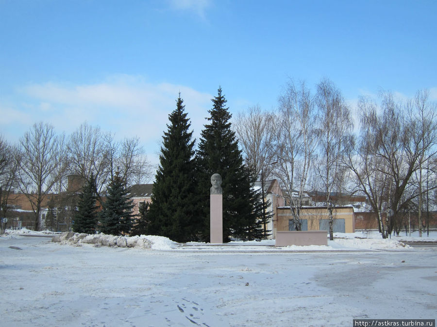 центральная площадь и бюст Ильича (полноценный памятник был обнаружен только на территории льнокомбината) Гаврилов-Ям, Россия