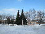 центральная площадь и бюст Ильича (полноценный памятник был обнаружен только на территории льнокомбината)