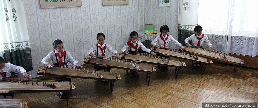 24. Класс игры на каком-то традиционном музыкальном инструменте. Пхеньян, КНДР