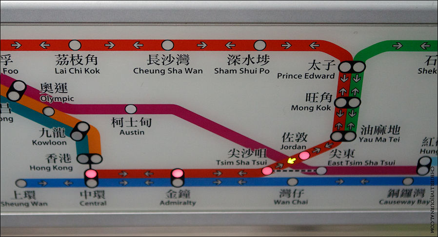 Над каждым выходом висит карта станций с подсвечивающимся перегоном и следующей станцией.