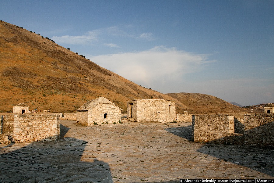 Заброшенный монастырь на албанском побережье Албания