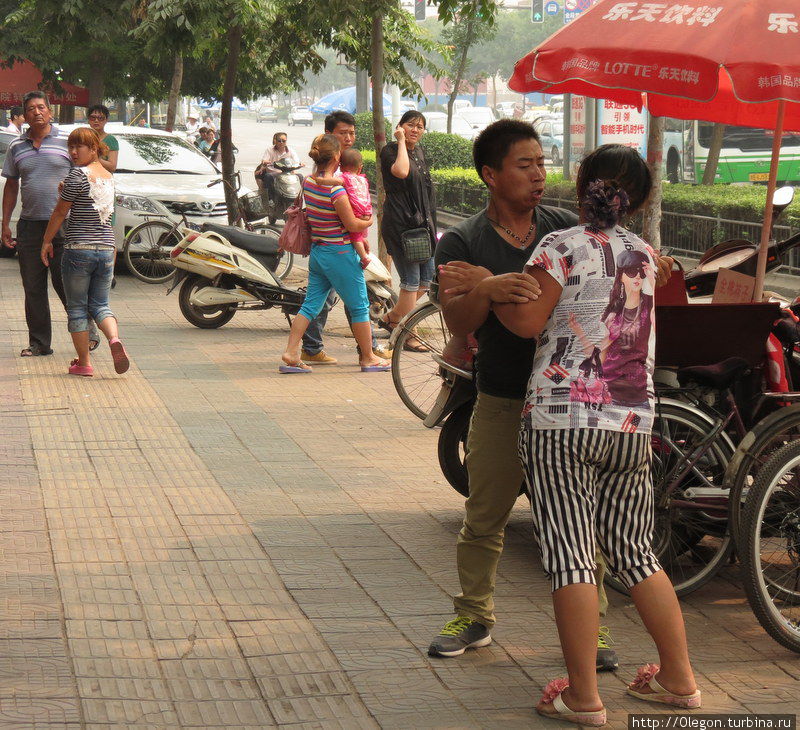 Драки на улицах Китая увидеть можно не часто, но разборки постоянны Китай