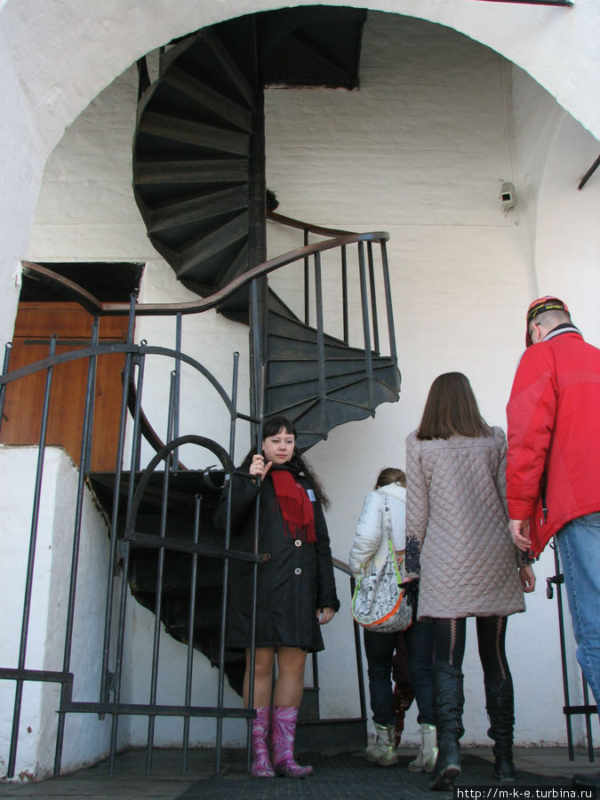 Лестница наверх. В красном шарфике наш экскурсовод Невьянск, Россия