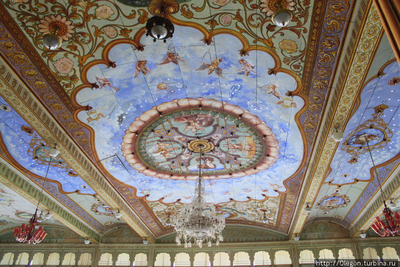 Красивый разукрашенный потолок Майсур, Индия