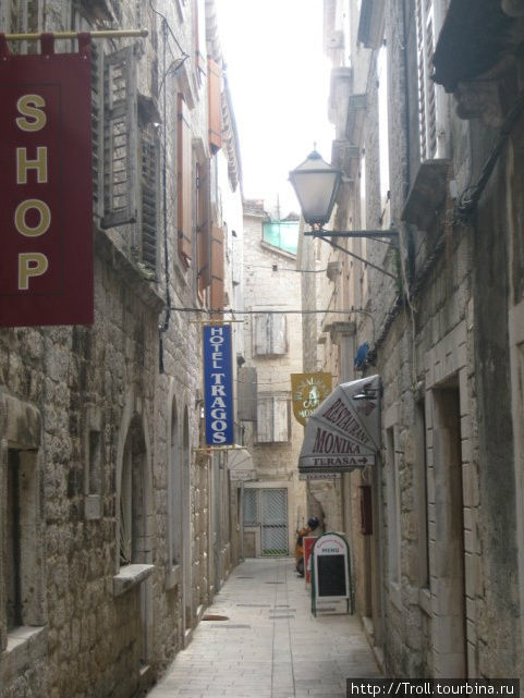 Довольно характерный для самого центра пейзаж: средневековые улицы и куча всяких заведений в каждой щели Трогир, Хорватия