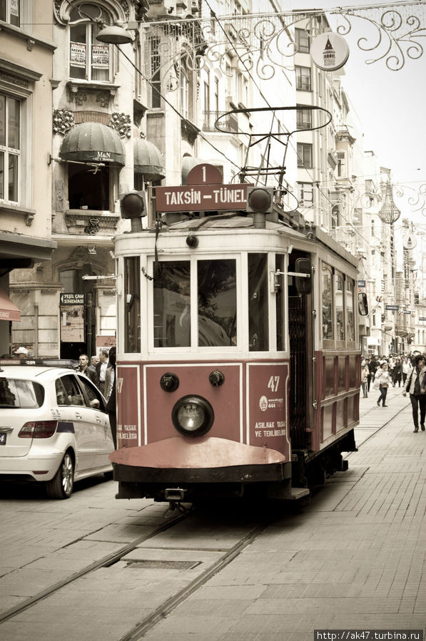Трамвайчик на улице Истикляль Стамбул, Турция
