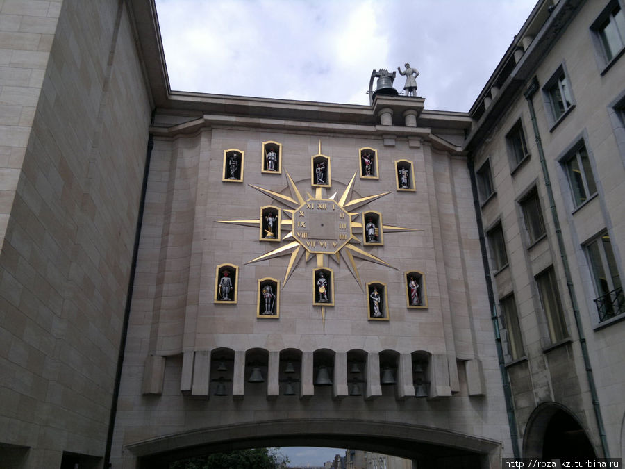 по дороге видим эти часы Брюссель, Бельгия
